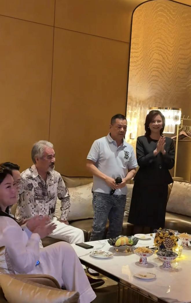 加晚宴身边无大佬美女服务员疑喝水应付pg电子平台崩牙驹现身澳门美高梅参