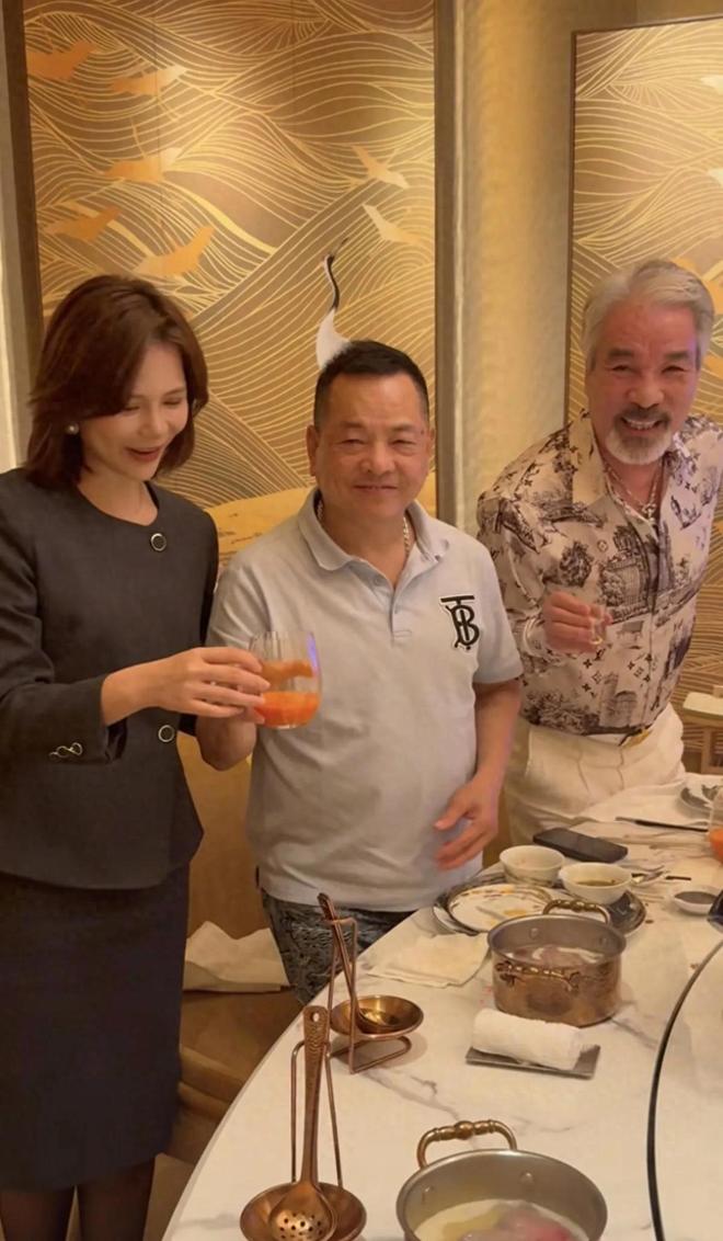 加晚宴身边无大佬美女服务员疑喝水应付pg电子平台崩牙驹现身澳门美高梅参(图2)